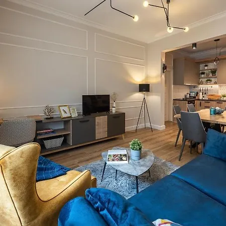Luxury & Unique - Center Apt. - 3bdr & 2 Baths